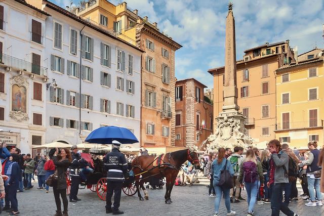 piazza della rotonda busy people