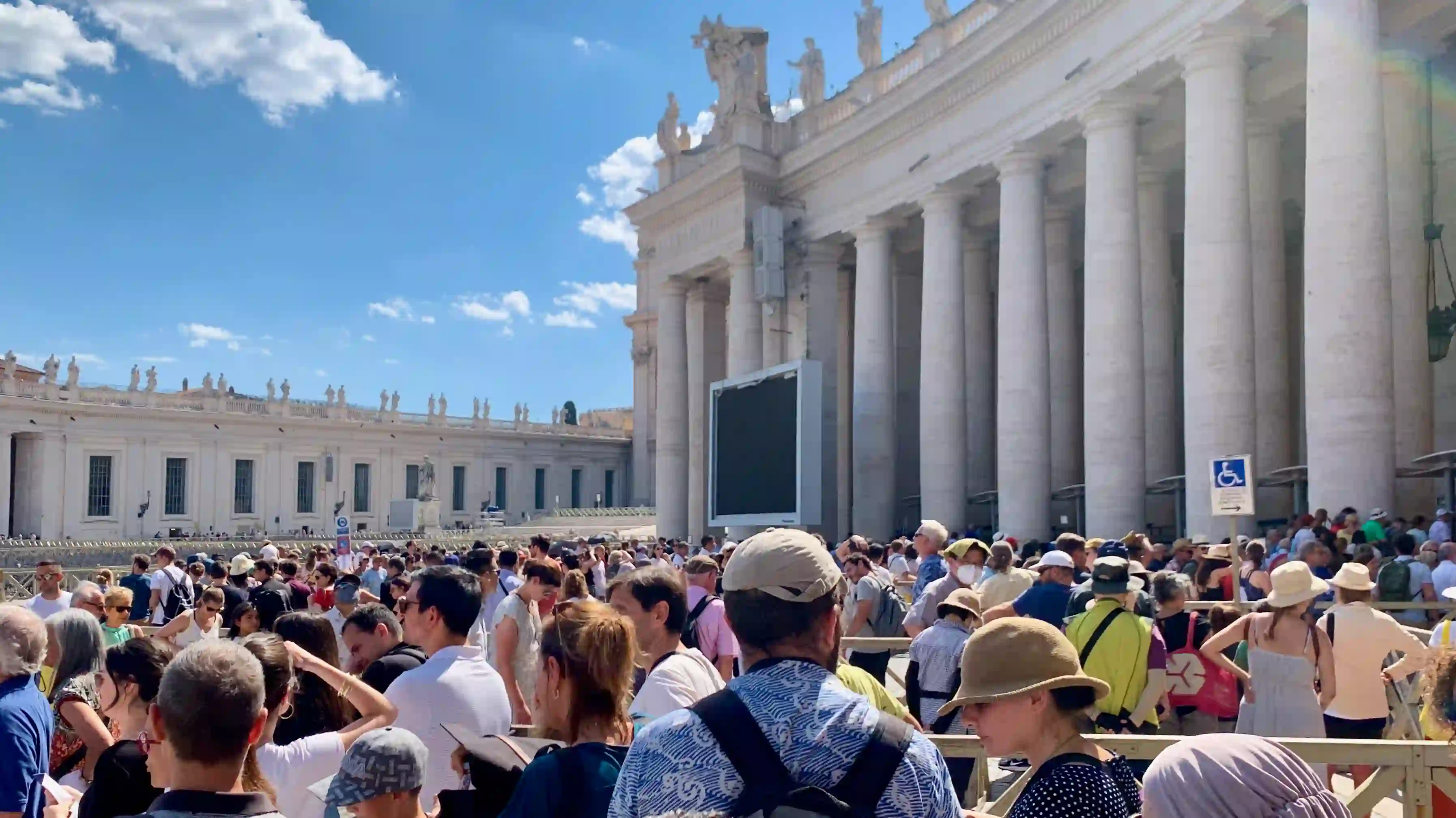 long lines in saint peters square