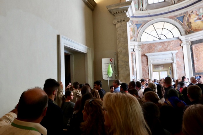 crowds at vatican museums